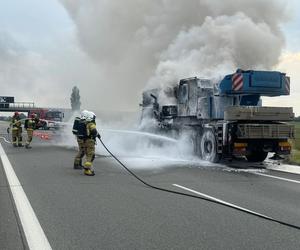 Dźwig stanął w ogniu na autostradzie A2. Słup dymu było widać z daleka