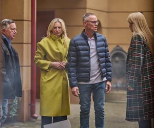 Na Wspólnej, odc 4076. Monika (Sylwia Gliwa), Damian Cieślik (Waldemar Błaszczyk), Włodek (Mieczysław Hryniewicz), Żaneta (Anna Guzik)