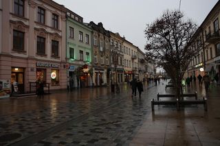 Przy Krakowskim Przedmieściu w Lublinie jest za dużo reklam? Radni: „Obecny charakter niektórych reklam i tablic reklamowych często nie współgra z historyczną zabudową”. Co na to ratusz?