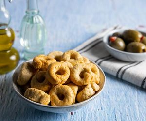 Idealne zamiast chipsów i paluszków. Włoskie taralli to najlepsza przekąska na każdą okazję 