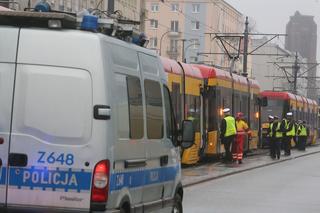 Wypadek na Żoliborzu. Samochód wjechał wprost pod tramwaj. Akcja służb