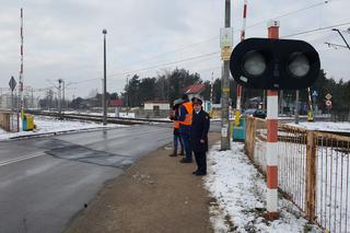 Unikać brawury i stosować się do znaków. Kolejarze przypominają zasady na przejazdach [AUDIO]