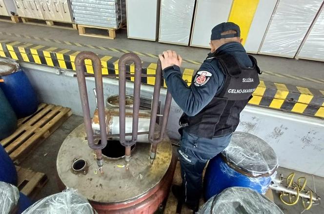 Gródek. Funkcjonariusze KAS zlikwidowali nielegalną bimbrownię. Zatrzymano 40-latka