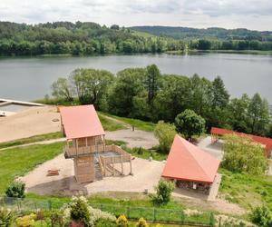 Ogromny pomost i piaszczysta plaża. To miejsce na Mazurach przyciąga tłumy turystów. Zobacz zdjęcia