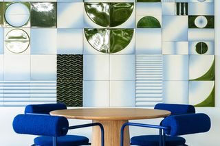 Wielkoformatowa ceramika Pani Jurek w nowym biurze Colliers w Warszawie