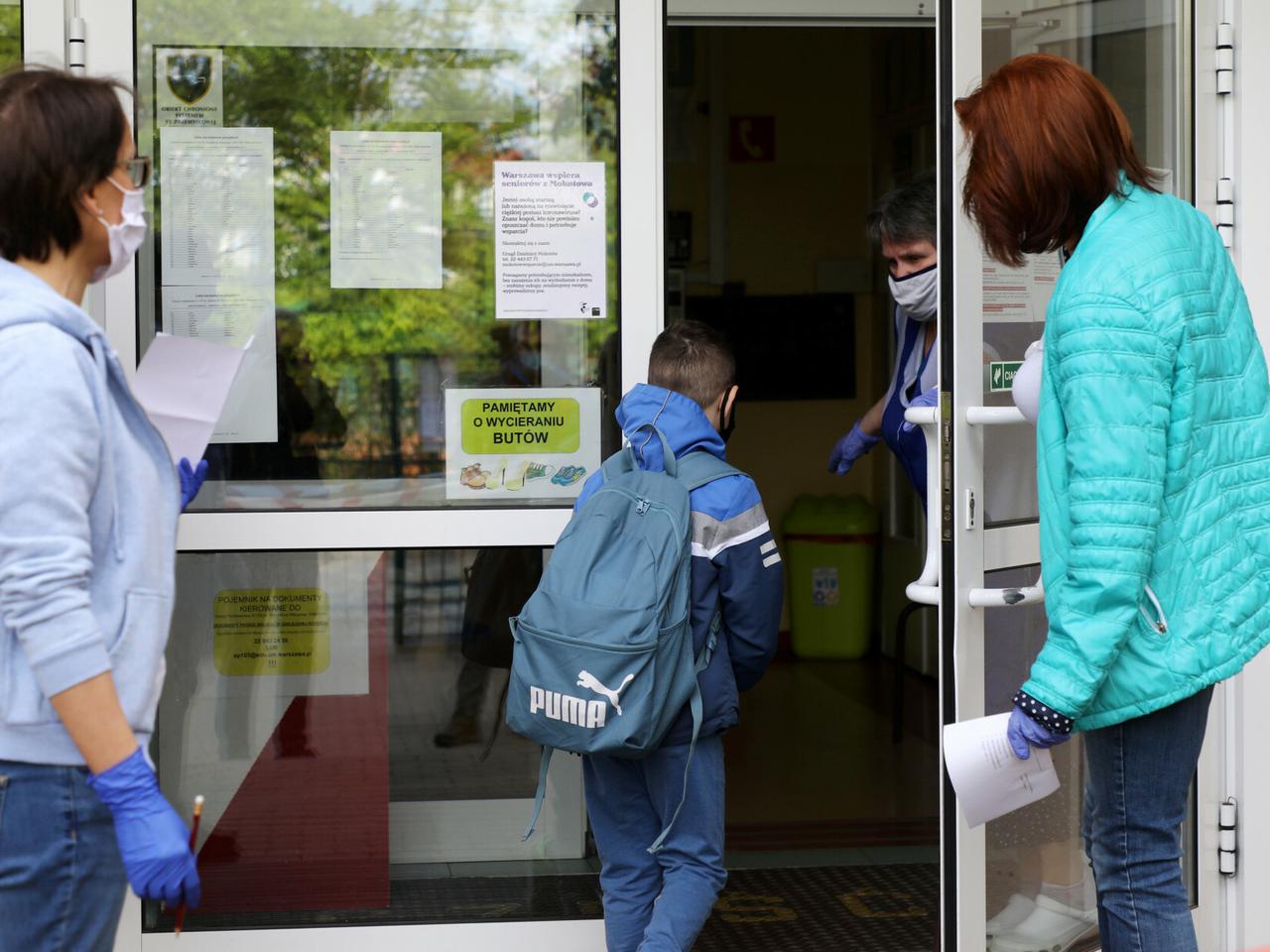 Wielkie zmiany w szkole. Uczniowie będą mierzyć temperaturę przed wejściem do budynku