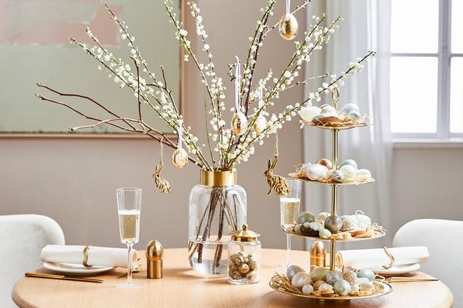 Wielkanocny stół pięknie nakryty - w złotym blasku