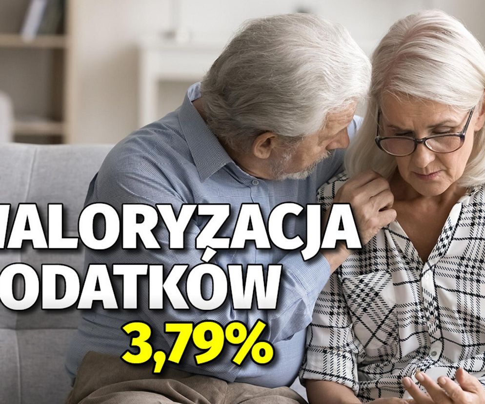 Starszy mężczyzna pocieszający smutną kobietę, siedzących na kanapie. Na obrazie widnieje tekst: WALORYZACJA DODATKÓW 3,79%. Zdjęcie symbolizuje rozczarowanie niską waloryzacją emerytur, o której więcej przeczytasz na portalu Super Biznes.