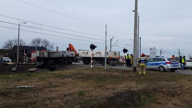 Ciężarówka zderzyła się z pociągiem. Tragedia na przejeździe kolejowym koło Rawicza