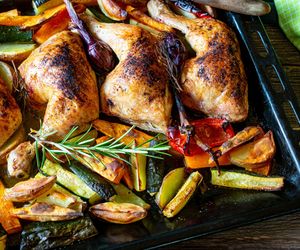 Ćwiartki z kurczaka pieczone na warzywach. Obiad na bogato dla całej rodziny