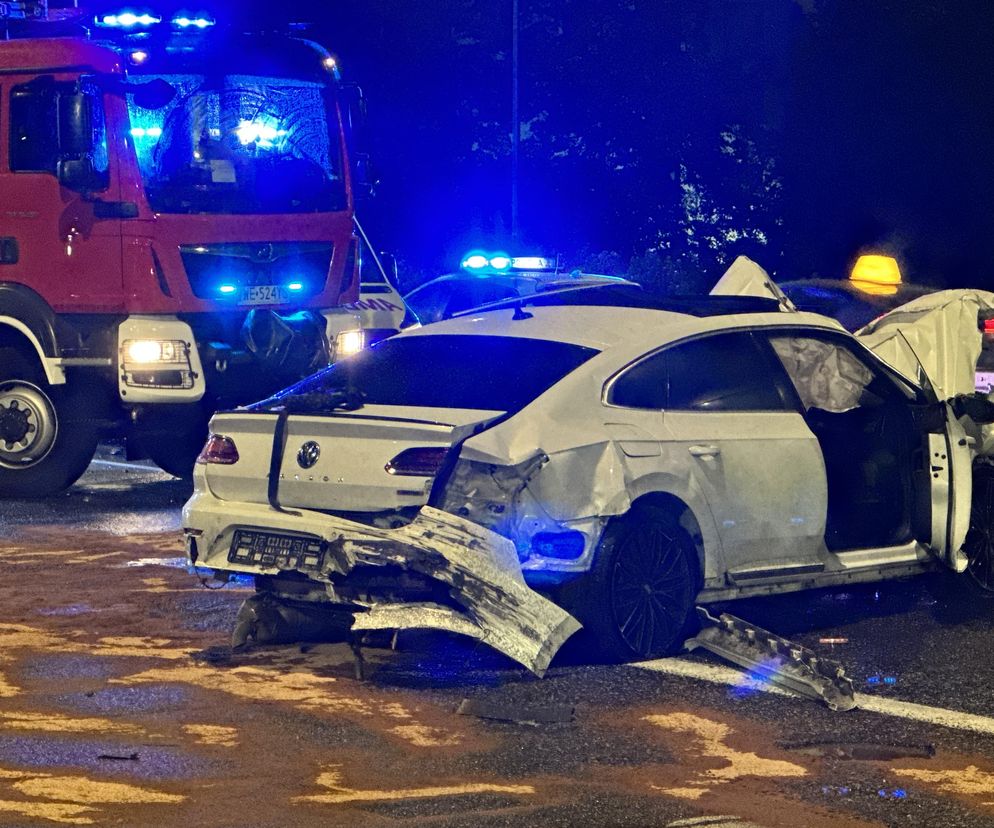 Tragiczny wypadek na Trasie Łazienkowskiej. Volkswagen wbił się w auto rodziny z dziećmi. Jedna osoba nie żyje