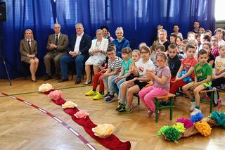 Na Ekologicznym Pokazie Mody w SP nr 10 w Siedlcach nie zabrakło strojów na każdą porę roku, wieczorowych, a nawet ślubnych!