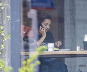 Małgorzata Socha stroi miny przy bajglu