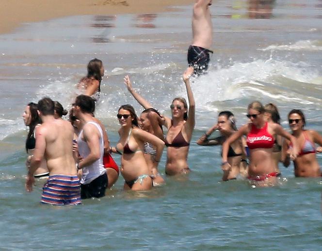 Taylor Swift, Tom Hiddleston, Blake Lively, Ryan Reynolds, Gigi Hadid i inni na plaży