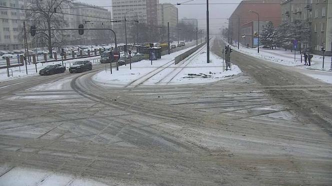 Zima nie odpuszcza. Trudne warunki na łódzkich drogach