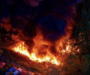 Kłęby czarnego dymu nad okolicą