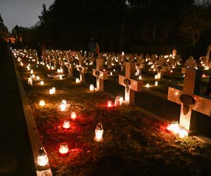  Setki migoczących zniczy. Tak wyglądają polskie cmentarze po zmroku. Zobacz niezwykłe zdjęcia