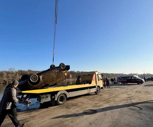 Wypadek we Wrocławiu. Auto wjechało do Odry. Wyciągnięto je po 3 miesiącach [ZDJĘCIA].