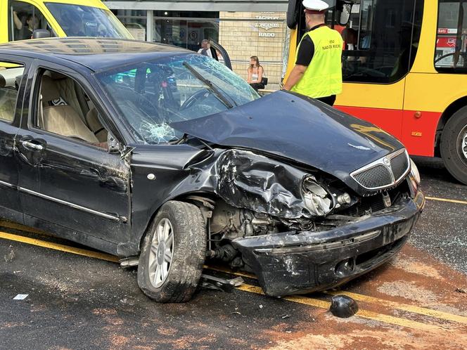 Koszmarny wypadek na placu Trzech Krzyży. Osobówką jechała znana aktorka z polskiego serialu. Była zakleszczona w środku pojazdu!