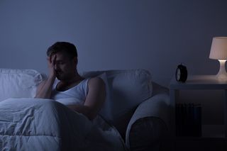 Budzisz się o 3 w nocy i nie możesz zasnąć? 4 triki, które zwalczą ten problem