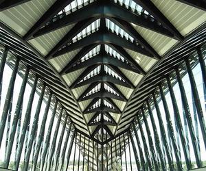 Współczesna architektura na świecie: dworzec kolejowy projektu S. Calatravy, wnętrze.