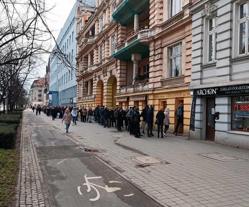 Tłusty czwartek we Wrocławiu. Mieszkańcu rzucili się na pączki! Ogromne kolejki [ZDJĘCIA]