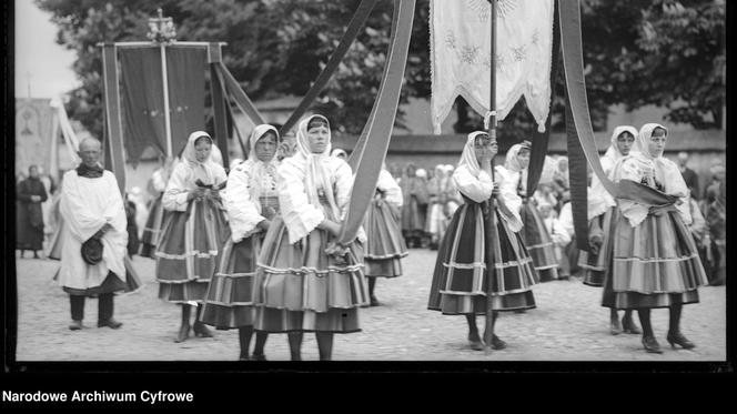 Boże Ciało w przedwojennej Polsce. Zobacz, jak kiedyś obchodzono Boże Ciało [ARCHIWALNE ZDJĘCIA]