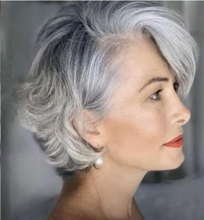 Odmładzająca fryzura na siwe włosy dla kobiet po 60-tce.