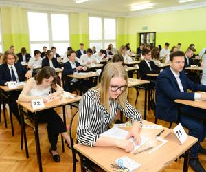 Egzamin ósmoklasisty 2023 z angielskiego - przydatne zwroty. Dzięki nim zdasz