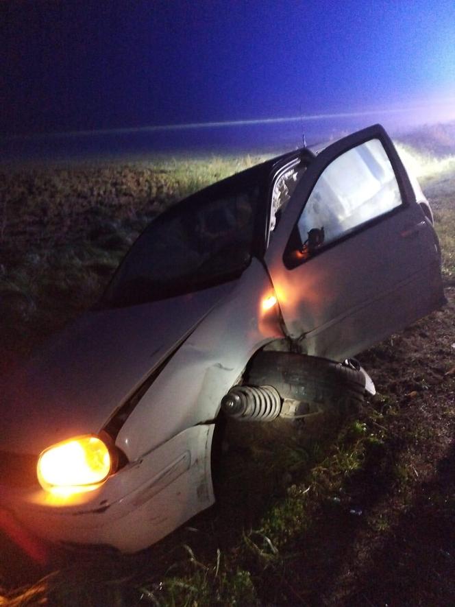 Poranny wypadek we mgle koło Leszna. Trzy osoby, w tym dziecko, trafiły do szpitala