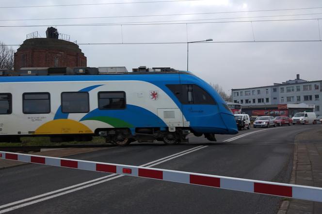 Regionalny pociąg w Koszalinie. Wkrótce na torach mają pojawić się nowoczesne pociągi hybrydowe.