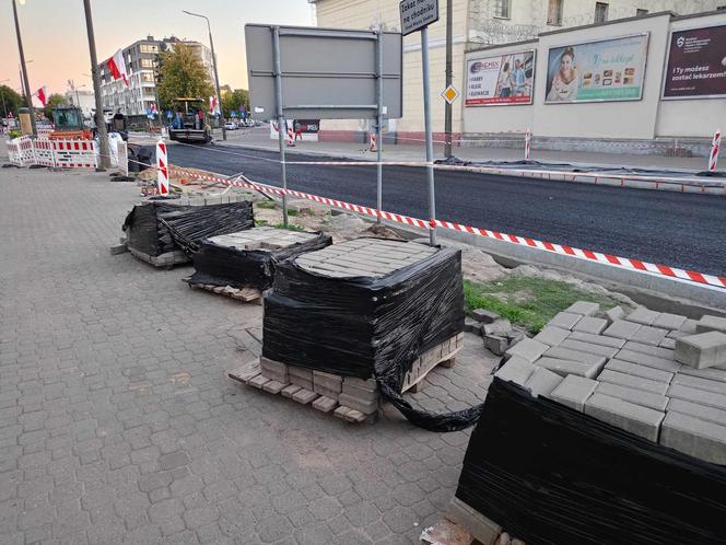 Na ul. Armii Krajowej powstaje już nowa nawierzchnia. Jej skrzyżowanie z ulicami Wojskową i Piłsudskiego zostanie zamknięte na kilka dni.