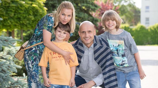 Na dobre i na złe odc. 680. Marta (Katarzyna Bujakiewicz), Rafał Konica (Robert Koszucki) i dzieci - Jaś (Mateusz Bożek), Adaś (Artur Sokólski)
