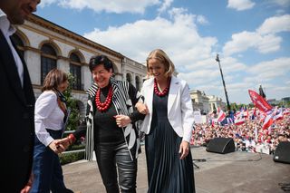 Joanna Senyszyn wzięła udział w marszu KO. Przekazała Małgorzacie Trzaskowskiej symboliczny podarunek
