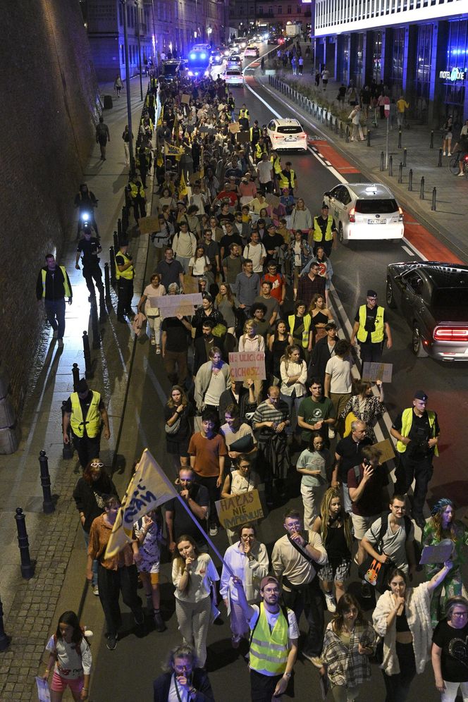 Przeszli przez Warszawę w piżamach i kapciach. Krzyczeli "Chcemy spać!"