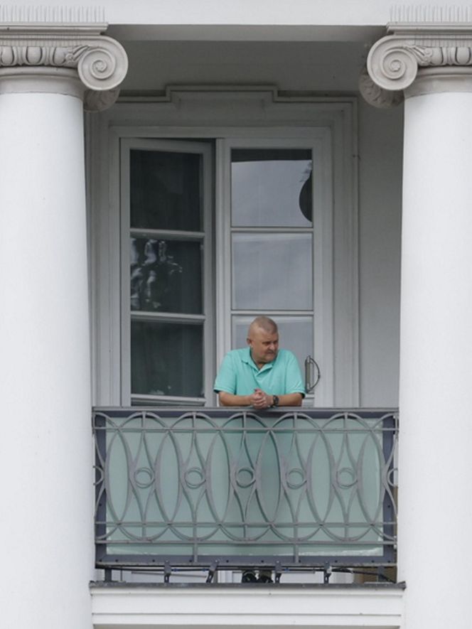 Rodzina Nawrockich przejęła Belweder: Kasia w kasku na hulajnodze, teściowe na balkonie