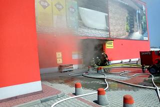 Płonie market budowlany w Krośnie. Na miejscu pracuje ponad setka strażaków 