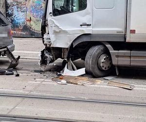 Łódź. Tramwaje wykoleił się na Legionów. Staranował trzy pojazdy [ZDJĘCIA].