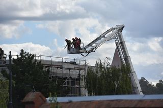 Pożar dachu budowanego budynku straży pożarnej. Zdjęcia z miejsca zdarzenia