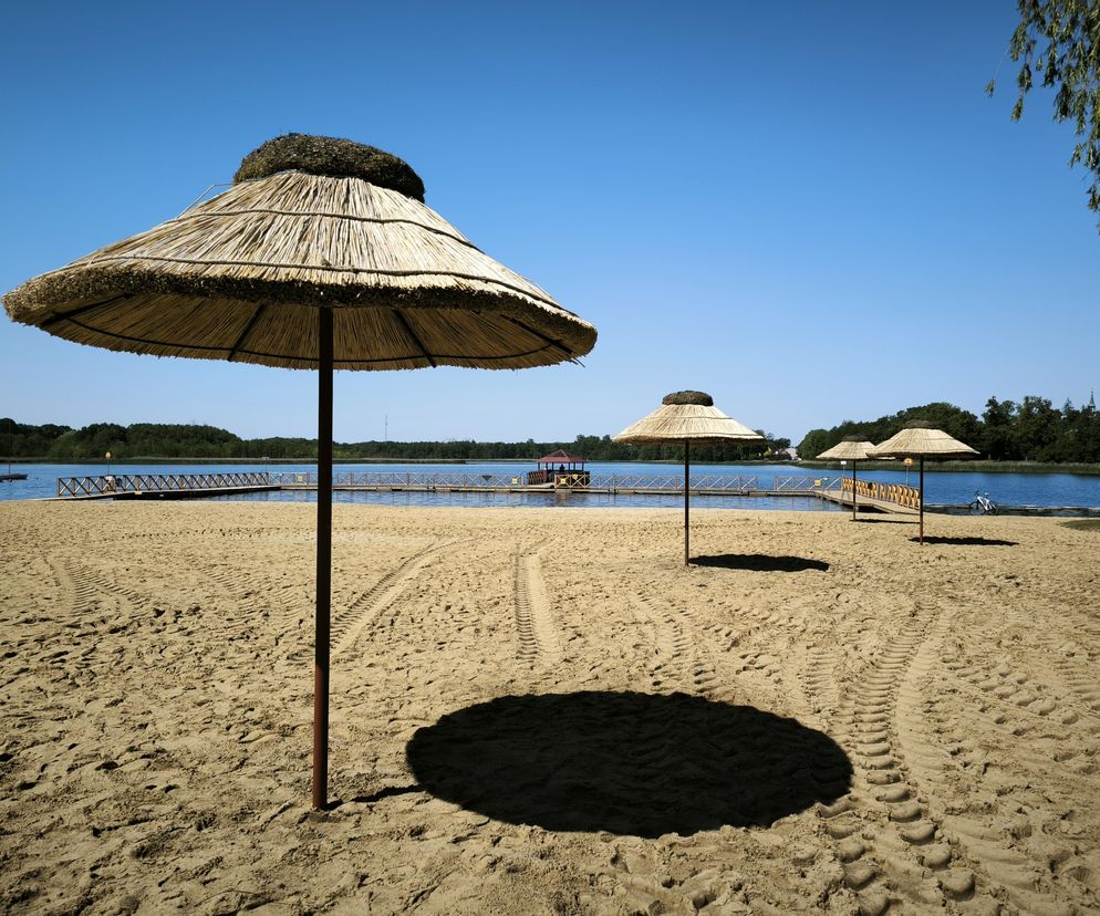 Hawajskie klimaty na plaży w Osiecznej. Miasto przygotowuje się na przyjazd letników [zdjęcia]