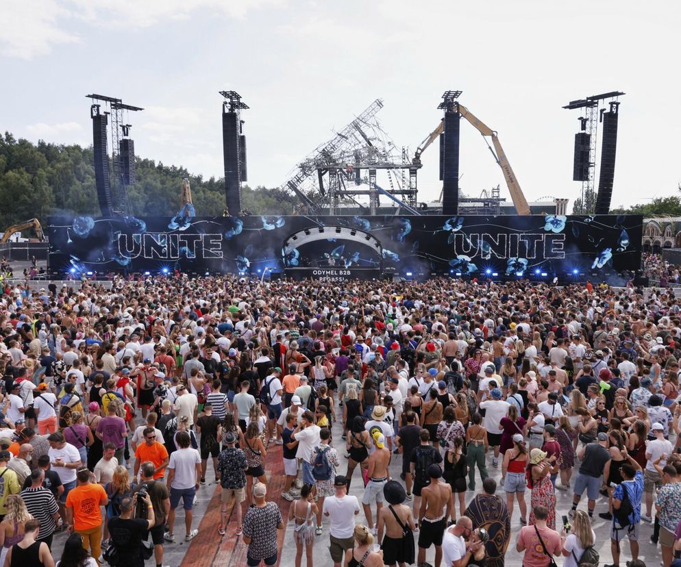 Tomorrowland 2025 ruszył! W tle nowej sceny widoczna ta spalona.  Absolutnie niesamowite