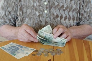Prawie 2 tysiące złotych od ZUS dla osób 60+. Sprawdź, kto i jak może ubiegać się o to świadczenie