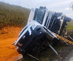 Wola Hankowska. Kraksa ciężarówki z busem na A1. Z tira wylał się potok czerwonej substancji