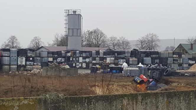 Mieszkańcy Chabielic w szoku, nikt nie wiedział o składowisku! A kto posprząta beczki?