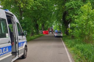 Śmiertelny wypadek na trasie Barczewo-Mokiny. Samochód uderzył w drzewo. Nie żyje kierowca