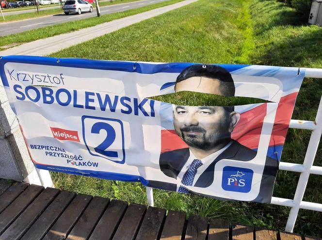 Rzeszowskie osiedla pozaklejane plakatami wyborczymi. Plakat na plakacie 