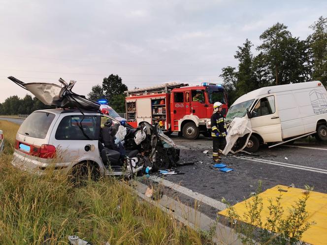 Dąbrowa Tarnowska. Tragiczne zderzenie osobówki z dostawczakiem. Nie żyje troje Rumunów