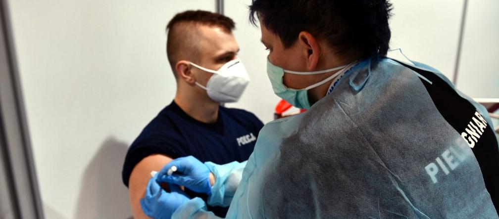 Na Śląsku rozpoczęły się szczepienia policjantów. Jak pierwszy zaszczepiony został komendant wojewódzki [ZDJĘCIA]