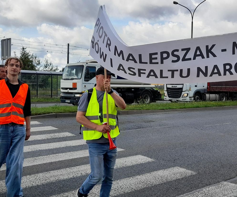 Drugi dzień protestu kolejarzy w Polsce. Blokują drogi m.in. w Dąbrowie Górniczej