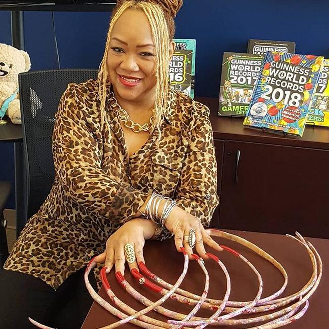 Nożycoręka! Ma paznokcie metrowej długości